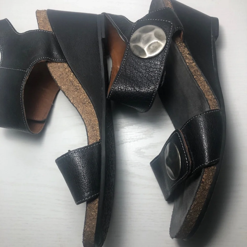Taos Carousel 2 Button Wedge Leather Sandals shoes  Womens US 8/8.5